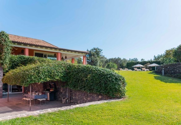 Intorno alla casa si distribuisce il curatissimo prato in dolce discesa - Villa Kimia