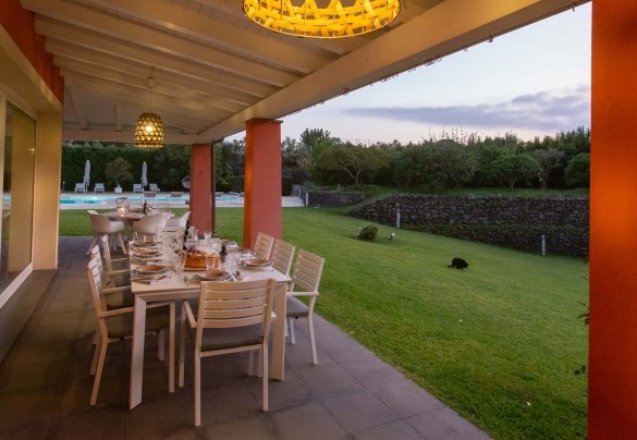 Il tavolo protetto dal portico è perfetto per pranzi all'aperto - Villa Kimia