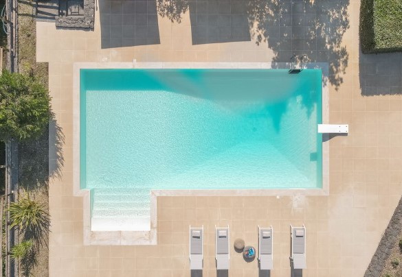 La piscina è igienizzata a cloro e rivestita in PVC - Villa Kimia