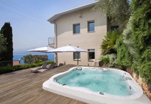 The whirlpool tub - Villa Claudia