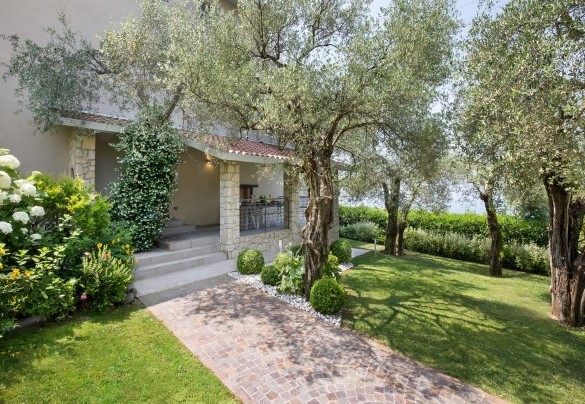 The façade with the main entrance - Villa Claudia
