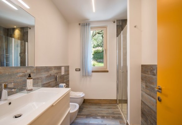 Bathroom with shower no.3 on the first floor	- Villa Claudia