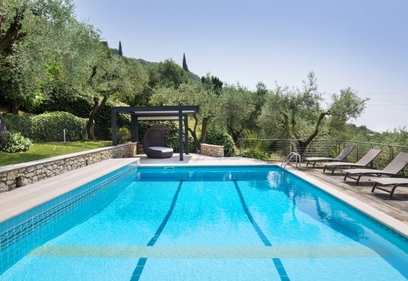 The pool enjoys a sunbathing area all around - Villa Claudia