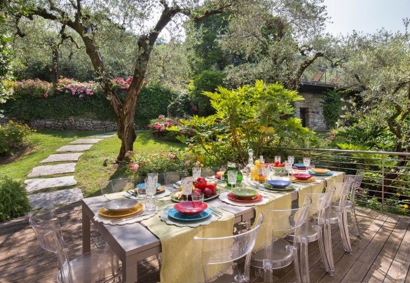 Dining table in the backyard garden - Villa Claudia