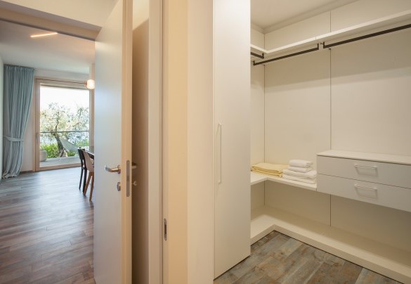 Walk-in closet in double bedroom no.1 - Villa Claudia