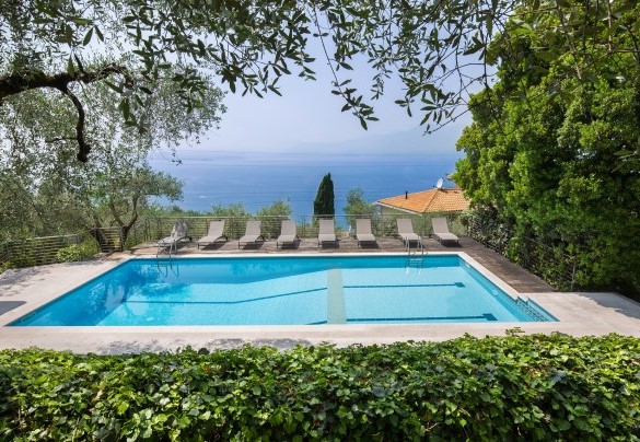 The pool measures 12 x 6 meters - Villa Claudia
