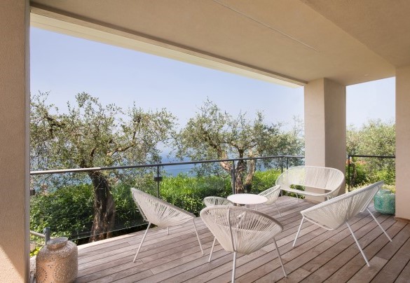 Sitting area under the ground-floor portico - Villa Claudia