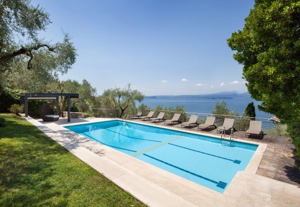 The pool measures 12 x 6 meters - Villa Claudia