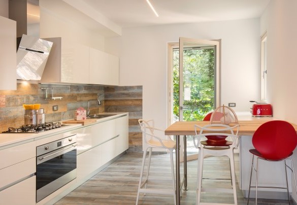Ground-floor kitchen with access to the garden - Villa Claudia