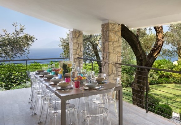Portico with dining table - Villa Claudia