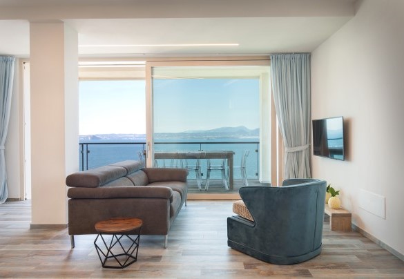 First-floor terrace equipped with dining table - Villa Claudia