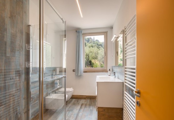 Bathroom with shower no.4 on the first floor	- Villa Claudia