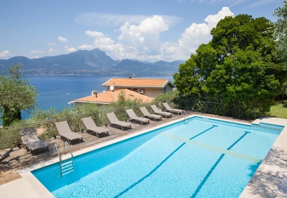The pool offers a wonderful lake view - Villa Claudia