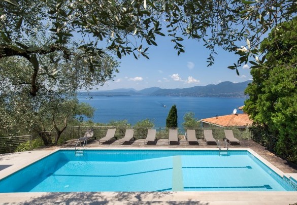 The pool with the solarium all around - Villa Claudia