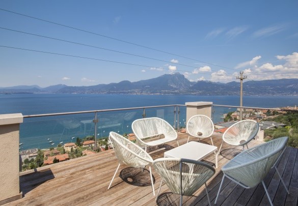 The second-floor terrace offers the best lake view - Villa Claudia