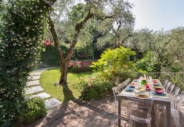 The garden dining table is immersed in nature - Villa Claudia