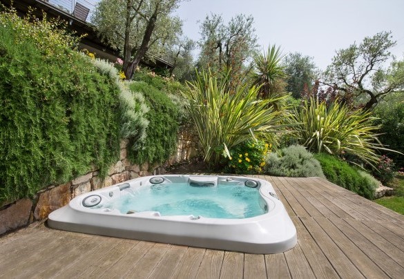 The heated whirlpool tub - Villa Claudia