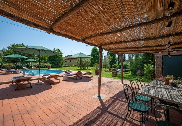 The large pergola provides shade during the hottest hours - Villa Collegigliato