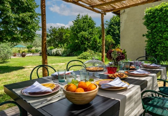 The gazebo overlooking the pool - Villa Collegigliato