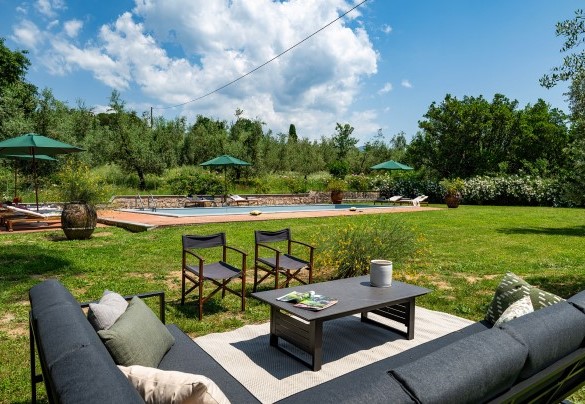 The outdoor living close to the pool - Villa Collegigliato