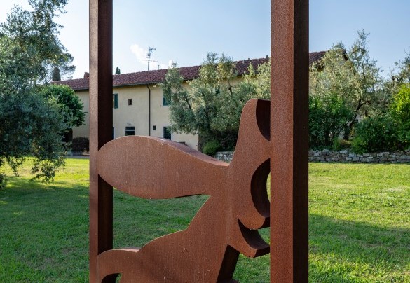 Modern works of art are on display to liven up the atmosphere - Villa Collegigliato