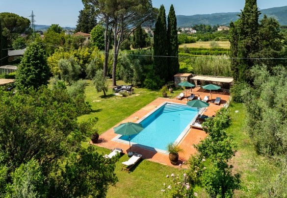 The swimming pool with the welcoming pool terrace - Villa Collegigliato