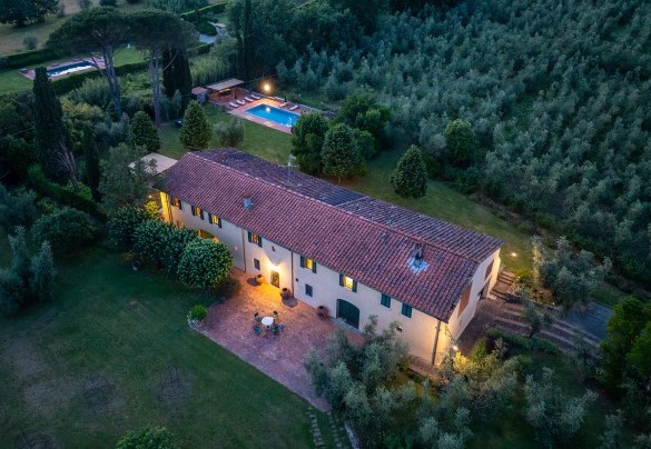 The property lit up at night - Villa Collegigliato