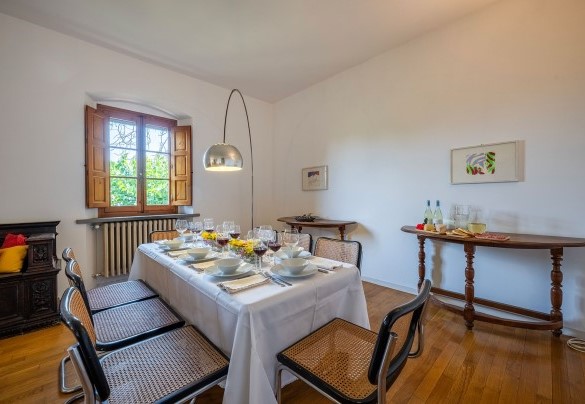 Dining area on the first floor - Villa Collegigliato