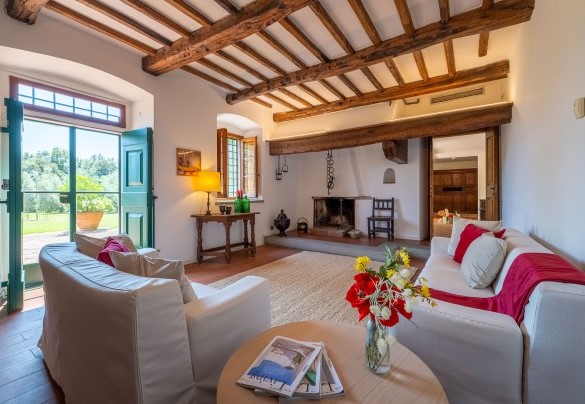 Living room on the ground floor with direct access to the garden - Villa Collegigliato