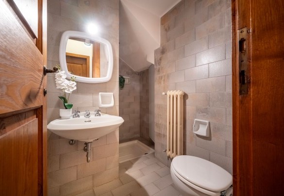 Guest bathroom with shower on the ground floor - Villa Collegigliato  