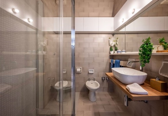 Bathroom with shower no.3 on the first floor - Villa Collegigliato  