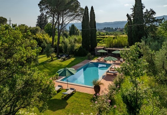 The villa is surrounded by lawns, olive trees, fruit trees, and lively gardens - Villa Collegigliato