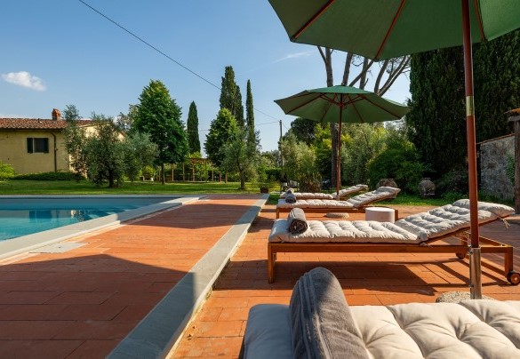 The salt-water swimming pool and solarium - Villa Collegigliato