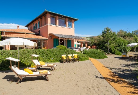 La duna ospita comodi lettini e ombrelloni – Villa Corallina 