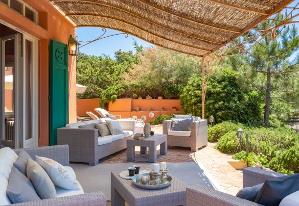 Il salotto all’aperto – Villa Corallina  