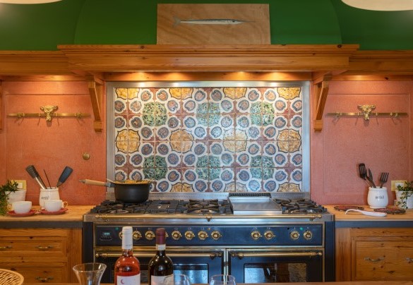 La grande cucina attrezzata collegata alla sala da pranzo nella veranda – Villa Corallina 