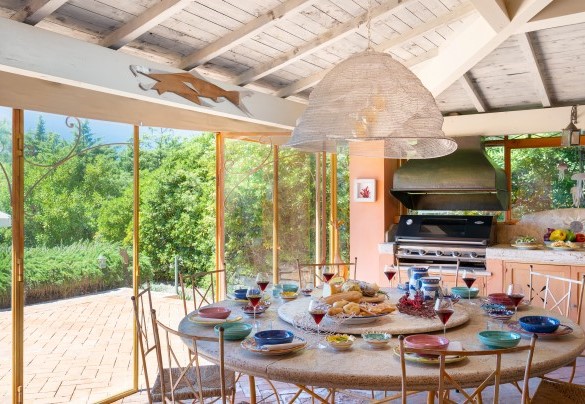L'area pranzo all'aperto nella veranda chiudibile – Villa Corallina