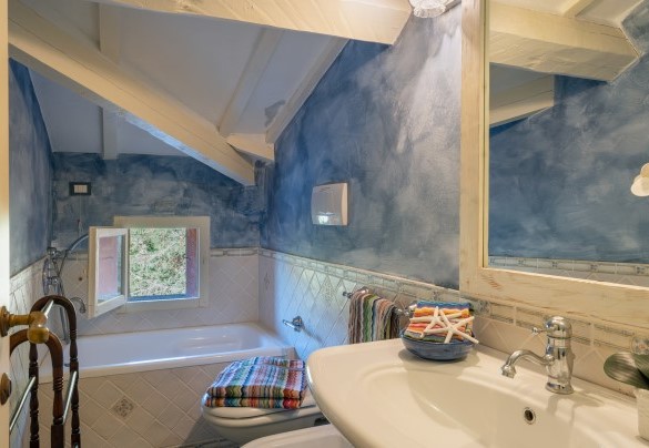 Bagno con vasca en-suite alla camera mansardata – Villa Corallina 