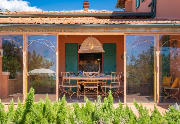 L'area pranzo all'aperto nella veranda chiudibile – Villa Corallina 