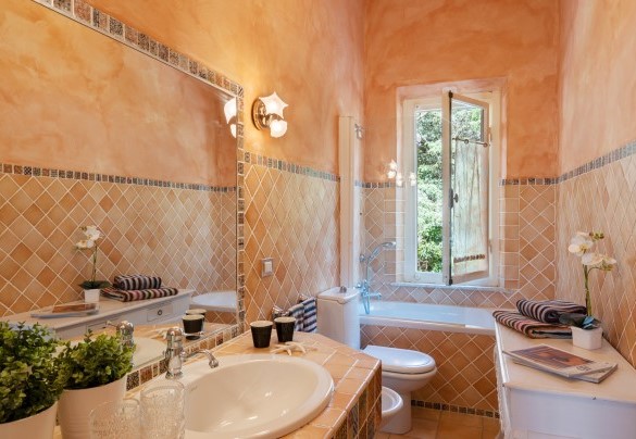 Bagno con vasca n.4 al piano terra – Villa Corallina 