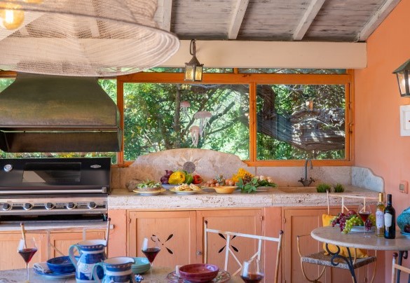 L'area pranzo all'aperto con barbecue nella veranda chiudibile – Villa Corallina