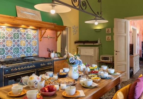 La grande cucina attrezzata accanto al salotto – Villa Corallina 