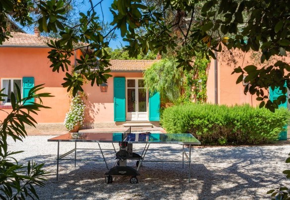 Il tavolo da ping-pong all’ombra del grande pino – Villa Corallina 