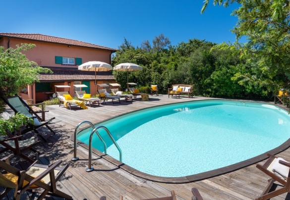 La piscina misura 11 x 5 m con una profondità variabile da 1,00 a 1,90 m – Villa Corallina 