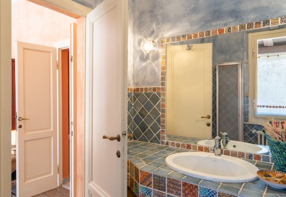 Bagno con doccia n.3, en-suite alla camera n.3 – Villa Corallina 