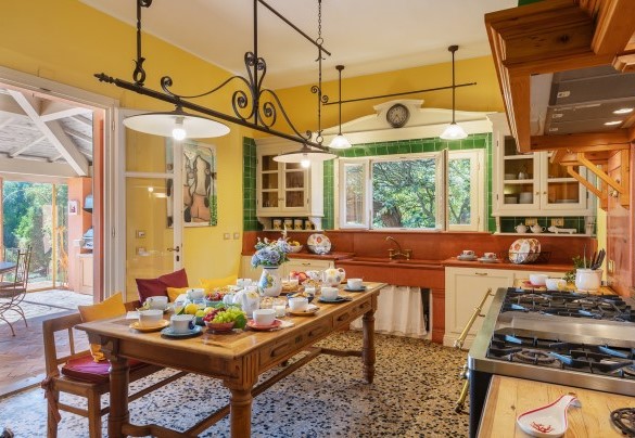La grande cucina attrezzata collegata alla sala da pranzo nella veranda – Villa Corallina 