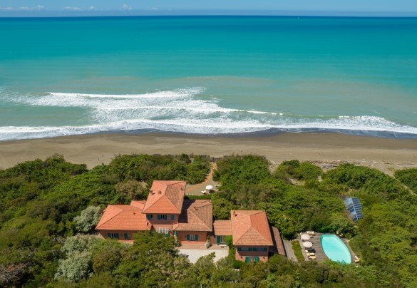 La proprietà tra la spiaggia e la pineta – Villa Corallina 