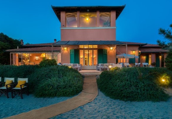 Villa in affitto con piscina sul mare a Marina di Bibbona – Villa Corallina 