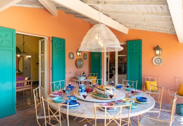 L'area pranzo all'aperto nella veranda chiudibile – Villa Corallina 