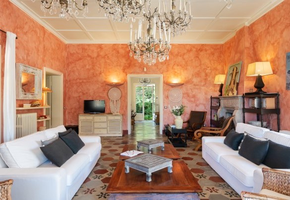 Il salotto accanto alla veranda e alla cucina – Villa Corallina 